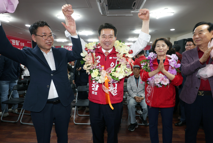 국민의힘 임현철 울산 남구청장 후보가 4일 자신의 선거사무소에서 당선이 확실시되자 꽃목걸이를 걸고 환호하고 있다. 연합뉴스