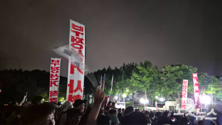 경기도 과천시 중앙선거관리위원회 앞에도 유튜버 전한길씨 등 부정선거론자들이 나와 시위를 벌이고 있다. 김지은 기자