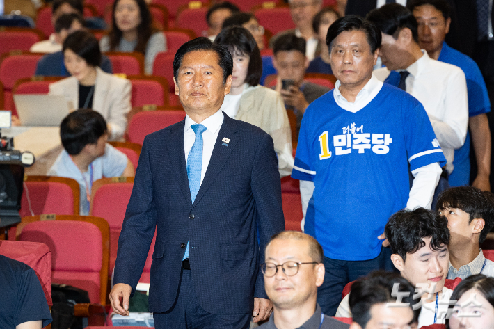 정청래 더불어민주당 대표가 3일 서울 여의도 국회 의원회관에 마련된 제9회 전국동시지방선거 및 국회의원 재보궐 선거 개표종합상황실에 들어서고 있다. 윤창원 기자