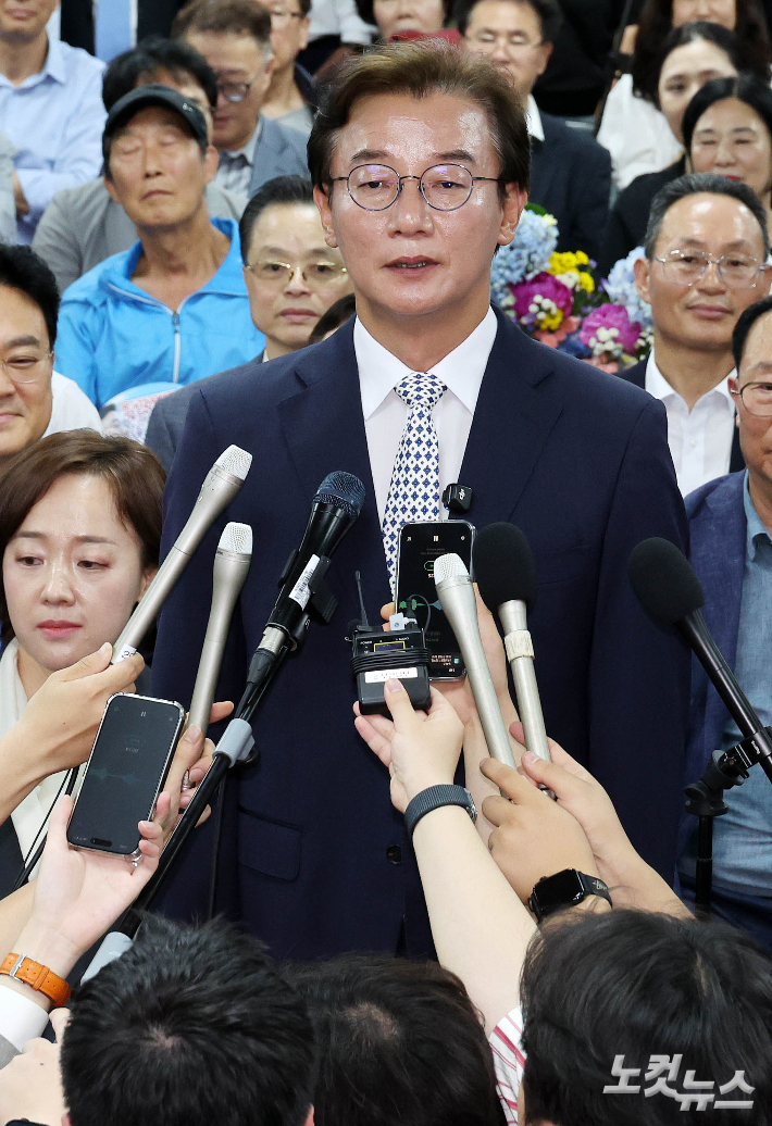 전재수 더불어민주당 부산시장 후보가 4일 새벽 부산 부산진구 선거사무소에서 당선이 확정된 후 소감을 밝히고 있다. 부산＝류영주 기자