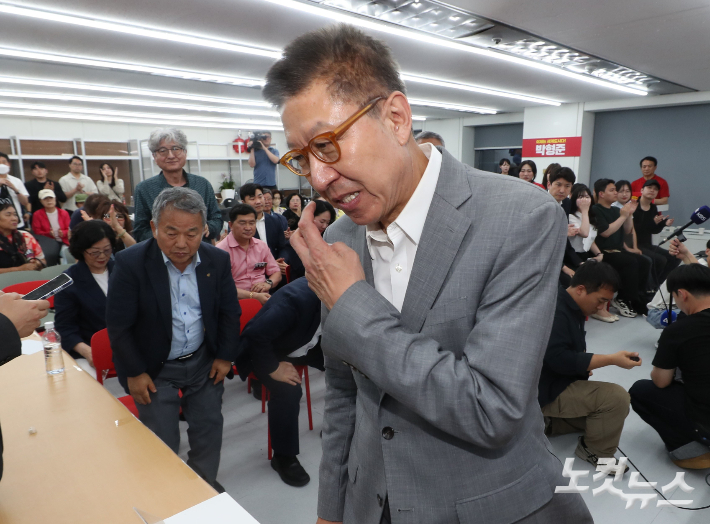 박형준 국민의힘 부산시장 후보가 4일 새벽 부산 부산진구 선거사무실에서 선거 결과에 승복한 후 이동하고 있다. 부산=류영주 기자