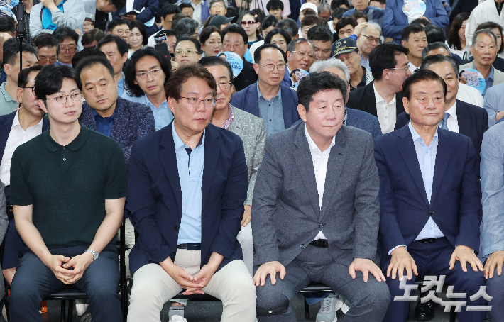 3일 부산 부산진구 더불어민주당 전재수 부산시장 후보 캠프에서 박재호 총괄선대본부장(오른쪽에서 2번째)과 변성완 부산시당위원장(왼쪽에서 두번째) 등이 출구조사 결과를 지켜보고 있다. 부산=류영주 기자
