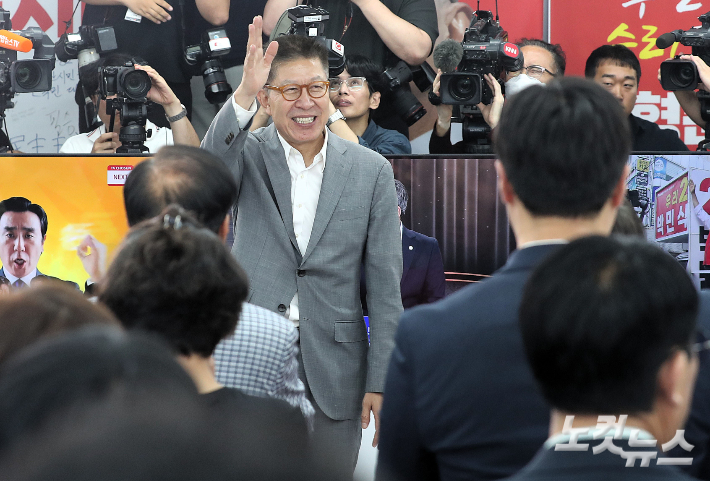 박형준 국민의힘 부산시장 후보가 4일 새벽 부산 부산진구 선거사무실에서 선거 결과에 승복하며 인사를 하고 있다. 부산=류영주 기자
