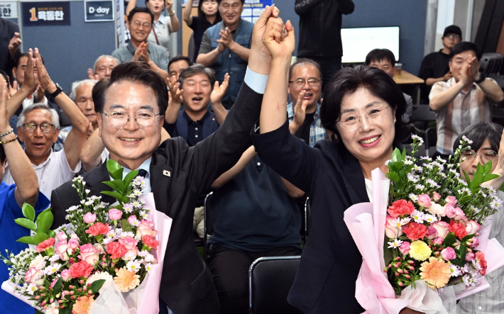 육동한 당선인(왼쪽)이 아내와 함께 지지자들에게 손을 들어 인사하고 있다. 육동한 후보 제공 