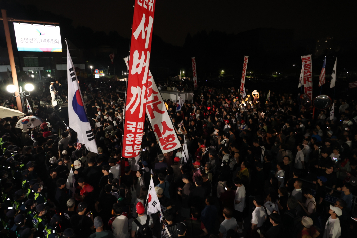 4일 경기 과천시 중앙선거관리위원회 앞에서 시민들이 제9회 전국동시지방선거 투표용지 부족 사태와 관련해 항의하며 경찰과 대치하고 있다. 연합뉴스
