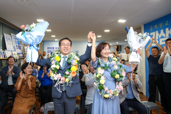 강원특별자치도교육감 선거 당선 확정 후 환호하는 강삼영 당선인. 강삼영 후보 캠프 제공