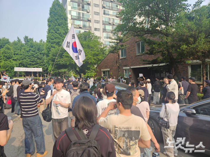 시위대가 투표용지 부족 사태가 벌어진 잠실7동 제2투표소(우성아파트 경로당)을 둘러싸고 시위를 이어가고 있다. 이원석 기자