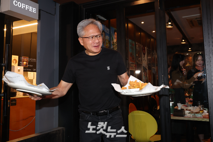 젠슨 황 엔비디아 최고경영자(CEO)가 지난해 서울 삼성동의 한 치킨집에서 이재용 삼성전자 회장, 정의선 현대차그룹 회장과 '치맥' 회동을 마친 후 취재진 및 시민들에게 치킨을 나눠주는 모습. 류영주 기자 