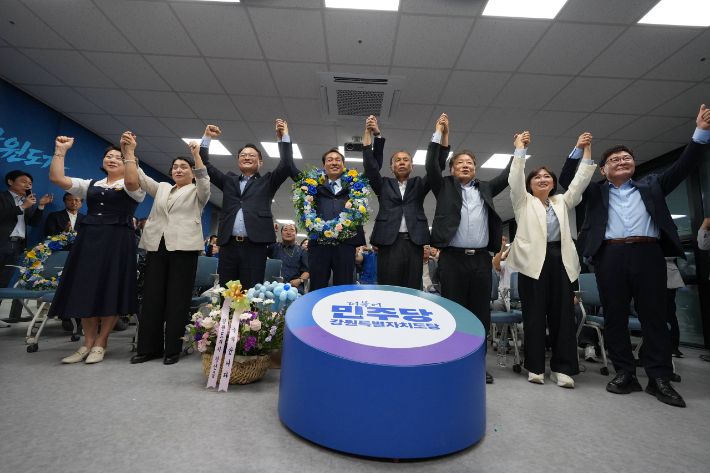 더불어민주당 우상호 강원도지사 후보가 당선을 확정 지은 뒤 지지자들과 환호하고 있다. 우상호 당선인 제공 