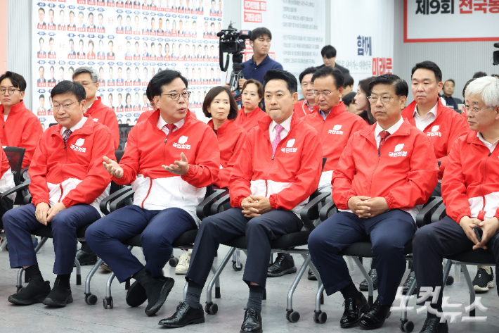 장동혁 국민의힘 상임선거대책위원장과 송언석 공동선대위원장 및 공동선대위원장들이 3일 서울 여의도 중앙당사에 마련된 개표 상황실에서 제9회 전국동시지방선거 및 6.3 국회의원 재보궐선거 방송사 출구조사 결과를 보고 있다. 윤창원 기자