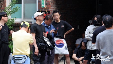 투표함 반출 막고 있는 보수성향 시민들