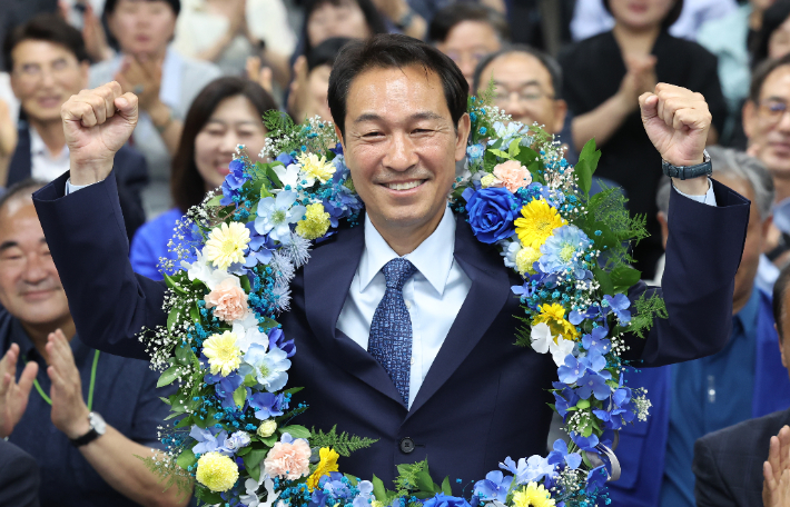 기뻐하는 우상호 강원도지사 당선인. 연합뉴스