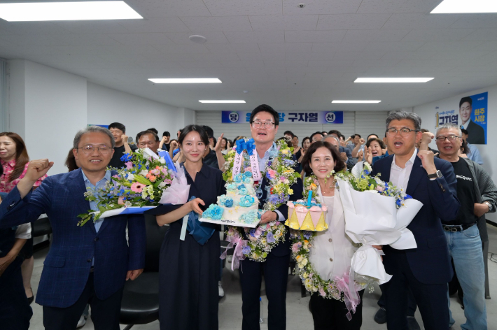 더불어민주당 구자열 후보가 6.3지방선거 개표 결과 당선을 확정 지은 뒤 가족, 지지자들과 환호하고 있다. 구자열 당선인 제공 