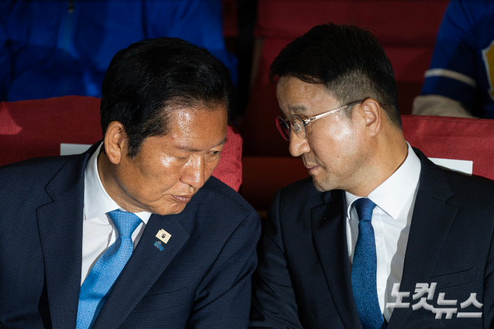 정청래 더불어민주당 대표와 한병도 원내대표가 대화를 하고 있다. 윤창원 기자