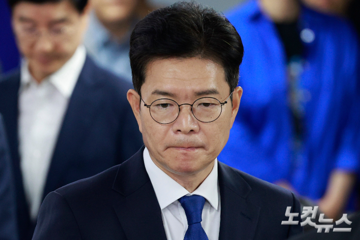 정원오 더불어민주당 서울시장 후보가 4일 오전 서울 중구 세종대로 캠프에서 제9회 전국동시지방선거 개표 상황에 따른 입장을 밝히기 위해 단상으로 향하고 있다. 박종민 기자