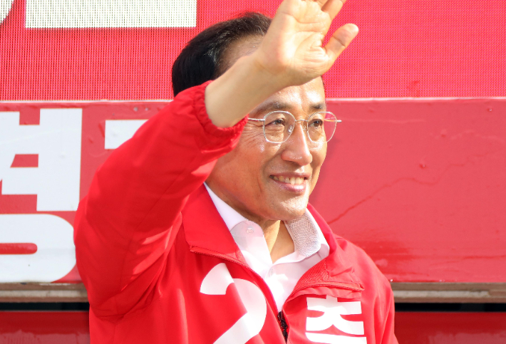 출근길 시민께 감사 인사하는 추경호 당선인. 연합뉴스