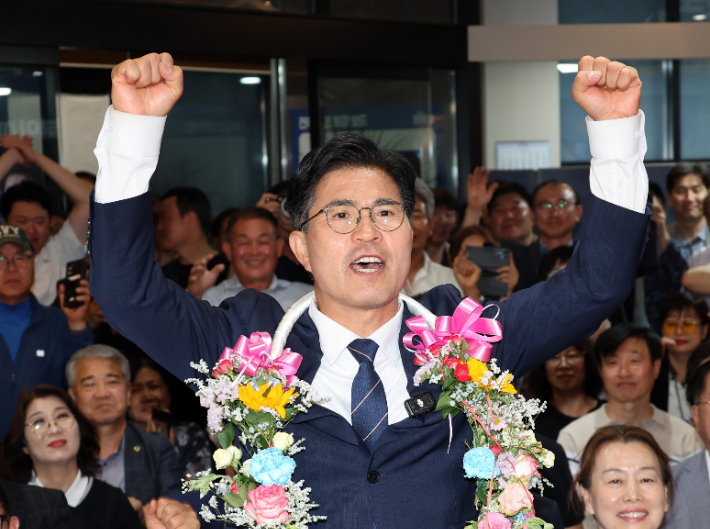 환호하는 이원택 당선인. 연합뉴스