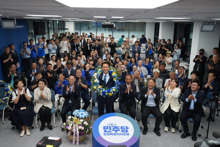 6.3 지방선거 개표 결과 당선이 확정되자 지지자들과 환호하고 있는 우상호 강원지사 당선인. 우상호 당선인 제공 