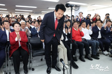제9회전국동시지방선거에서 서울시장에 당선돼 서울시장 사상 첫 5선에 성공한 국민의힘 오세훈 서울시장 후보가 4일 서울 종로구 선거캠프에서 인사를 하고 있다.