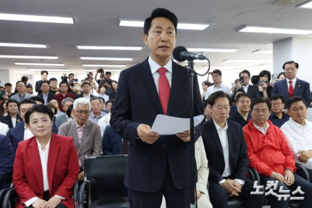 제9회전국동시지방선거에서 서울시장에 당선돼 서울시장 사상 첫 5선에 성공한 국민의힘 오세훈 서울시장 후보가 4일 서울 종로구 선거캠프에서 당선 소감을 밝히고 있다.