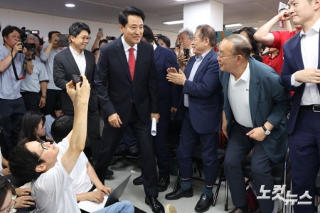제9회전국동시지방선거에서 서울시장에 당선돼 서울시장 사상 첫 5선에 성공한 국민의힘 오세훈 서울시장 후보가 4일 서울 종로구 선거캠프에 입장하고 있다.