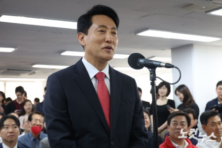 제9회전국동시지방선거에서 서울시장에 당선돼 서울시장 사상 첫 5선에 성공한 국민의힘 오세훈 서울시장 후보가 4일 서울 종로구 선거캠프에서 당선 소감을 밝히고 있다.