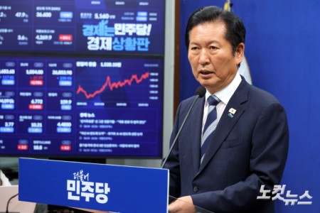 더불어민주당 정청래 대표가 4일 서울 여의도 국회에서 6·3지방선거 결과와 관련 기자회견을 하고 있다.