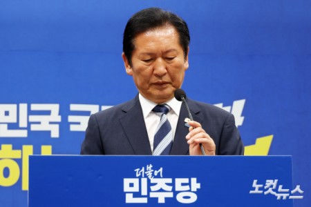 더불어민주당 정청래 대표가 4일 서울 여의도 국회에서 6·3지방선거 결과와 관련 기자회견을 하고 있다.