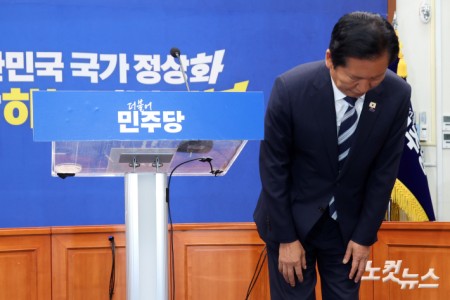 더불어민주당 정청래 대표가 4일 서울 여의도 국회에서 6·3지방선거 결과와 관련 기자회견에 앞서 인사를 하고 있다.