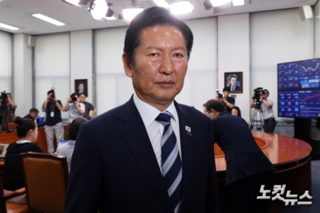 더불어민주당 정청래 대표가 4일 서울 여의도 국회에서 6·3지방선거 결과와 관련 기자회견을 마치고 이동하고 있다.