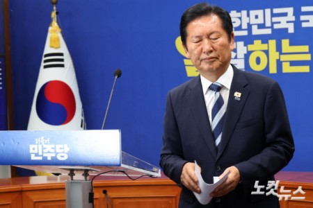더불어민주당 정청래 대표가 4일 서울 여의도 국회에서 6·3지방선거 결과와 관련 기자회견을 마치고 이동하고 있다.