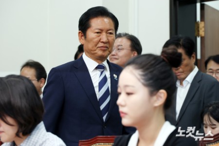 더불어민주당 정청래 대표가 4일 서울 여의도 국회에서 6·3지방선거 결과와 관련 기자회견을 위해 발언대로 향하고 있다.