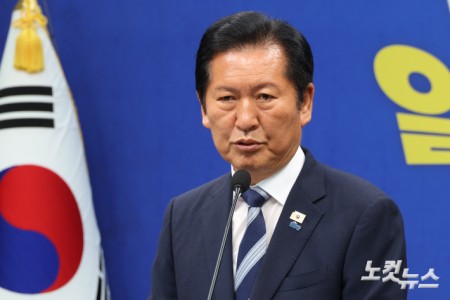 더불어민주당 정청래 대표가 4일 서울 여의도 국회에서 6·3지방선거 결과와 관련 기자회견을 하고 있다.