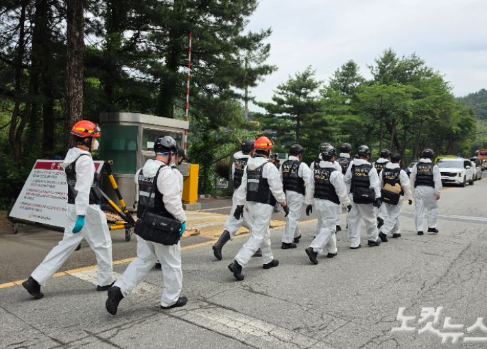 폭발 사고가 난 한화에어로스페이스 대전 공장으로 진입하는 합동감식단. 박우경 기자