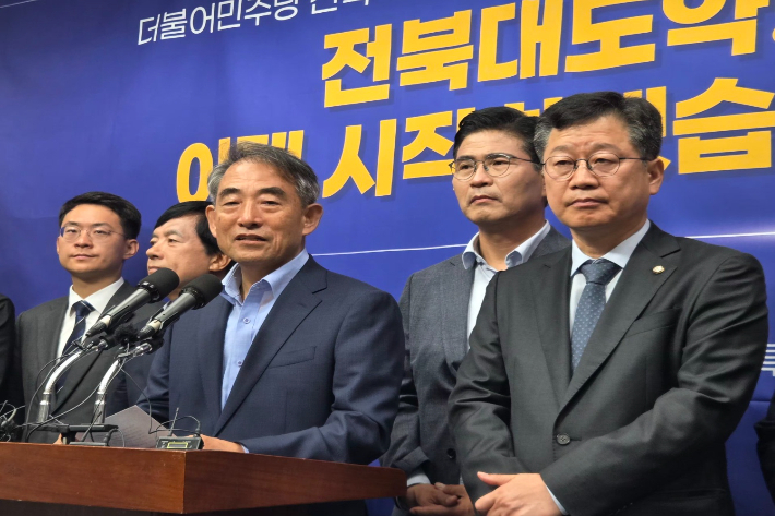 더불어민주당 전북도당 윤준병 총괄상임선거대책위원장이 4일 전북도의회에서 기자회견을 하고 있다. 최명국 기자