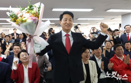 제9회전국동시지방선거에서 서울시장에 당선돼 서울시장 사상 첫 5선에 성공한 국민의힘 오세훈 서울시장 후보가 4일 서울 종로구 선거캠프에서 축하꽃다발을 들고 당선 세레머니를 하고 있다.