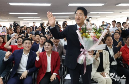 제9회전국동시지방선거에서 서울시장에 당선돼 서울시장 사상 첫 5선에 성공한 국민의힘 오세훈 서울시장 후보가 4일 서울 종로구 선거캠프에서 축하꽃다발을 들고 있다.
