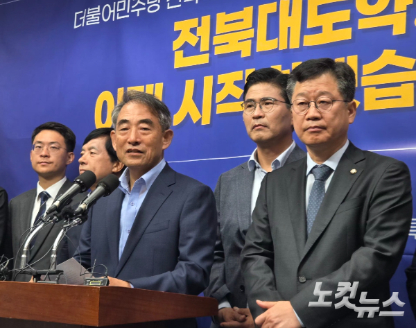 더불어민주당 전북도당 윤준병 총괄상임선거대책위원장이 4일 전북도의회에서 기자회견을 하고 있다. 최명국 기자