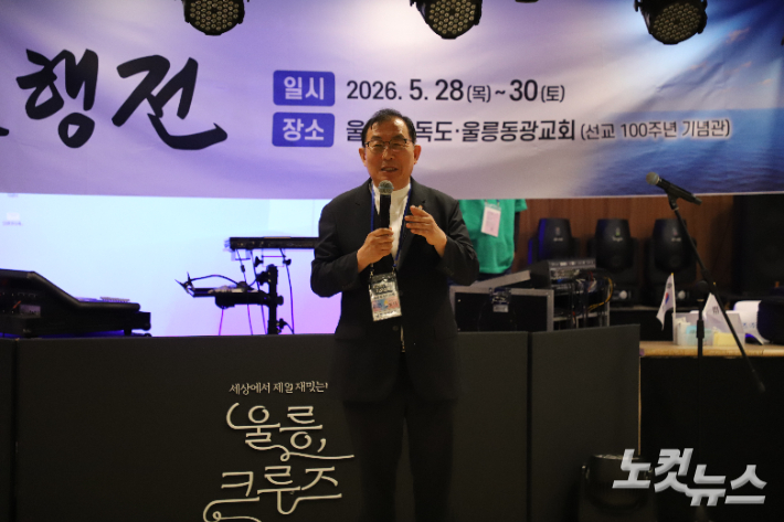 사도행전을 이어가는 기도행전. 울릉크루즈 선상 기도회에서 말씀 전하는 김대성 목사. 김일현 기자