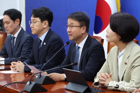 발언하는 한병도 원내대표