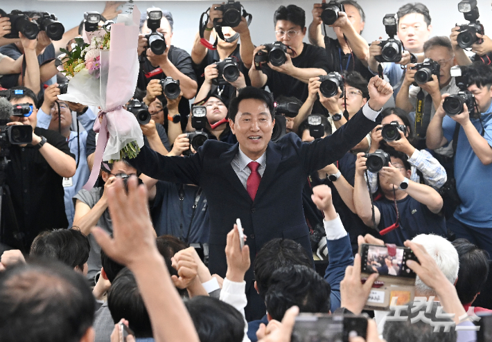 제9회전국동시지방선거에서 서울시장에 당선돼 서울시장 사상 첫 5선에 성공한 국민의힘 오세훈 서울시장 당선인이 4일 서울 종로구 선거캠프에서 지지자들을 향해 손을 들어보이고 있다. 황진환 기자