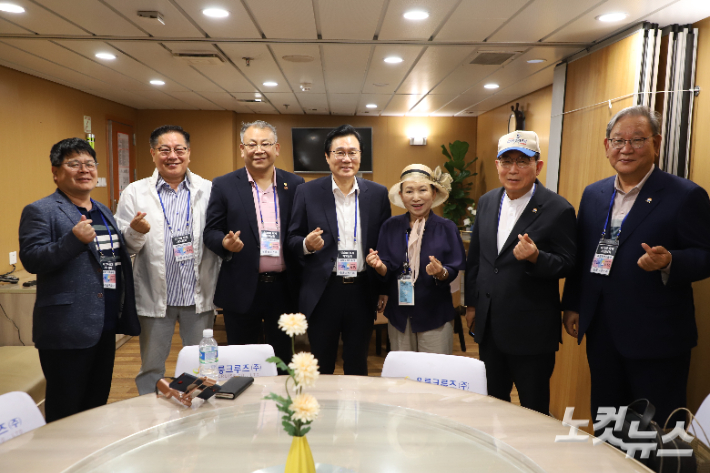 울릉도 독도 미스바 회개기도성회 강사(김대성 목사, 강복렬 목사, 이기도 목사)외 일행. 김일현 기자