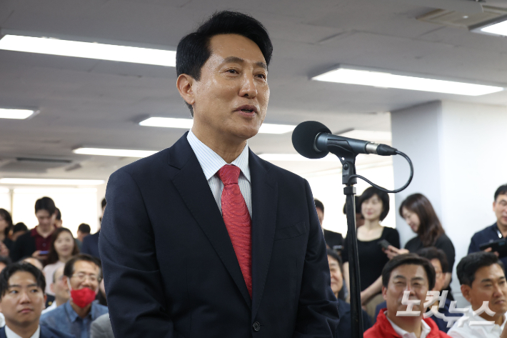 제9회전국동시지방선거에서 서울시장에 당선돼 서울시장 사상 첫 5선에 성공한 국민의힘 오세훈 서울시장 후보가 4일 서울 종로구 선거캠프에서 당선 소감을 밝히고 있다. 황진환 기자