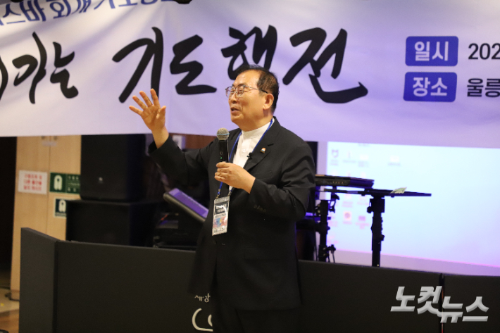 사도행전을 이어가는 기도행전. 울릉크루즈 선상 기도회에서 말씀 전하는 김대성 목사. 김일현 기자