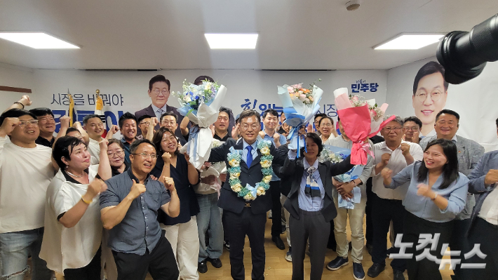 당선이 확정되자 가족, 지지자들과 환호하고 있는 더불어민주당 김중남 강릉시장 당선인. 전영래 기자
