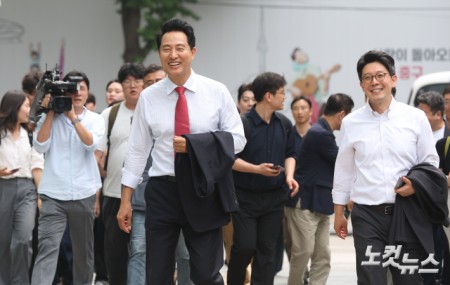 서울시청 향해 걷는 오세훈