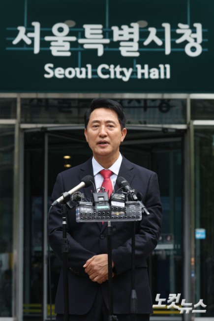 시청 앞에서 소감 밝히는 오세훈
