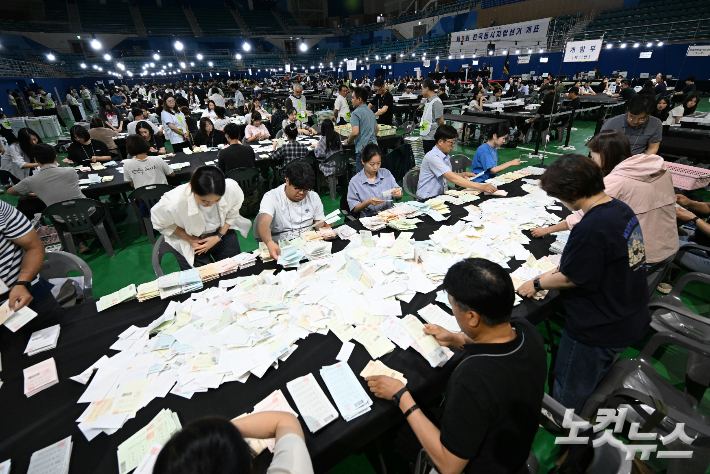 3일 개표장이 마련된 가톨릭관동대 체육관에서 개표를 하고 있는 모습. 전영래 기자