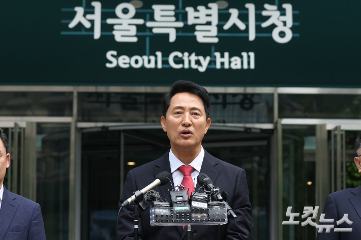 오세훈 서울시장 당선인이 4일 서울시청 앞에서 인사말을 하고 있다. 황진환 기자