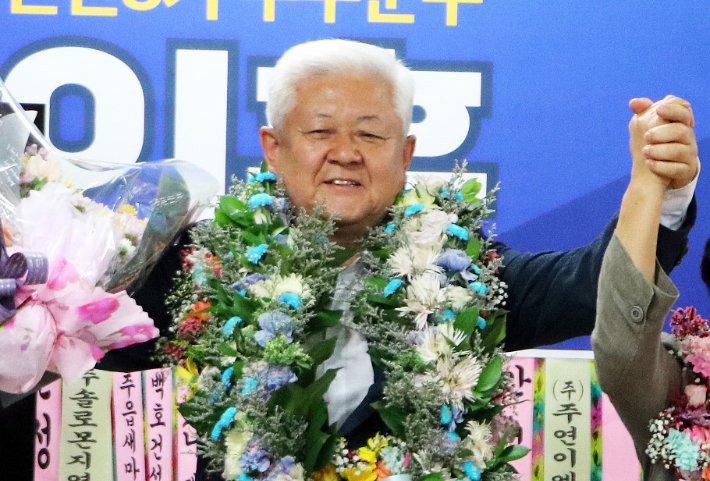 황인홍 전북 무주군수 후보가 3일 치러진 지방선거에서 당선이 확실시되자 환호하고 있다. 연합뉴스